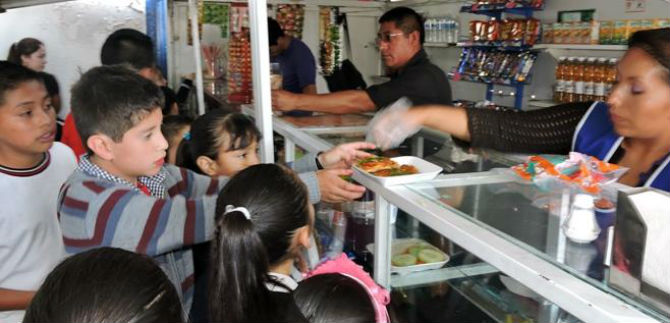 No vender gaseosas en escuelas: una decisin de peso