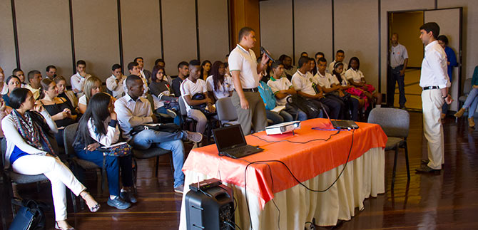 Viceministro y Secretaria de Educaci�n acompa�an a los estudiantes en su d�a