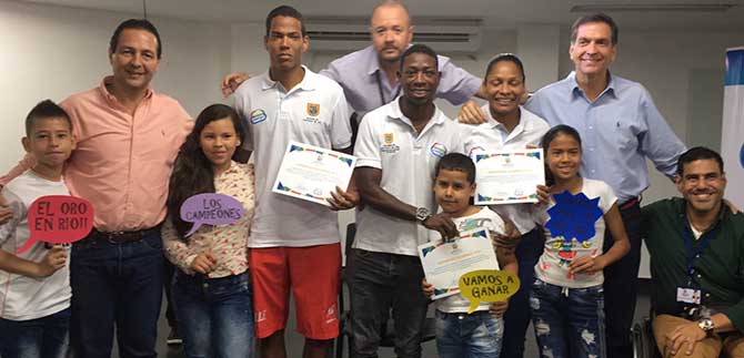 Sentido homenaje a deportistas en su camino a R�o