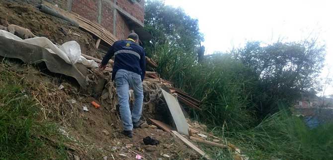 Riesgo y Bomberos atendieron a dos familias afectadas por el colapso de sus viviendas