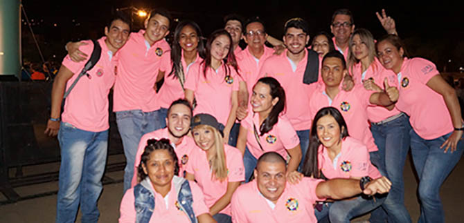 Movimiento Ubunt� lleg� al Petronio �lvarez para contagiar de abrazos y mensajes de amor