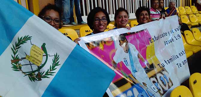 El blanco y la banda cruzada celeste, hicieron presencia en las tribunas del coliseo El Pueblo