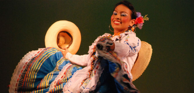 Talleres gratuitos en teatro, msica tradicional y danzas universales en Los Cristales