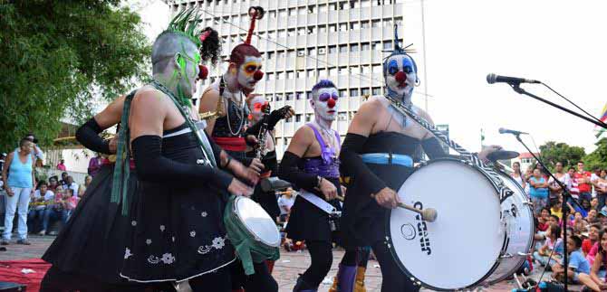 Cale�os aplaudieron a la Tropa de Pereira y a su Batucada Teatral
