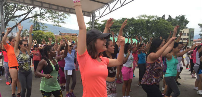 250 personas de la comuna 20, al ritmo de la aerorrumba y t�bata