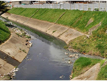 �Los ciudadanos no deben arrojar basuras a las alcantarillas para as� evitar inundaciones�