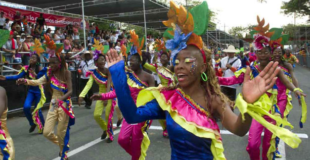 Desfile de autos antiguos de la Feria de Cali entrega recursos al Ancianato San Miguel