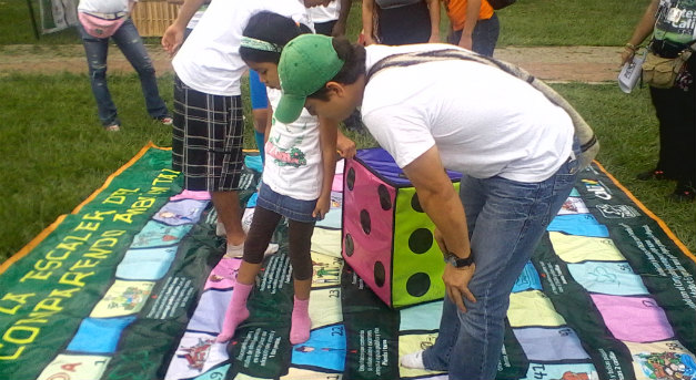 Dagma llega a los cale�os con el juego de la escalera del comparendo ambiental