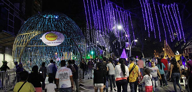 La familia cale�a disfrut� del alumbrado navide�o en el Paseo de la Avenida Colombia y el Paseo Bol�var