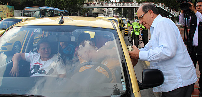 Alcalde de Cali entreg� alcanc�as para prima navide�a de taxistas
