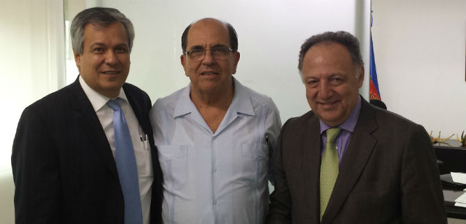 Davivienda da espaldarazo al M�O; firman cr�dito para desintegrar buses