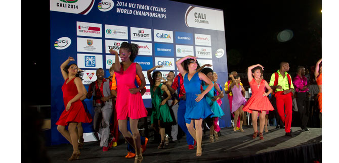Deporte y salsa, mezcla que deleit� a los asistentes al Vel�dromo de Cali