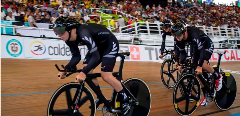 Mariana Paj�n se muestra feliz con la Copa Mundial de Ciclismo de Pista en Cali