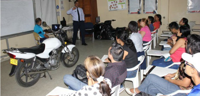 Con cursos de conducci�n, Tr�nsito de Cali forma mejores motociclistas
