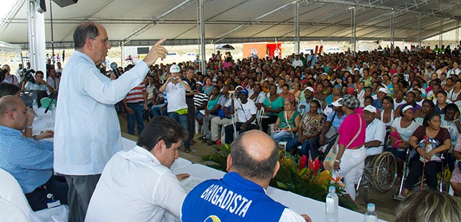 Con viviendas, dan c�dula de ciudadan�a cale�a a nuevos due�os en Llano Verde
