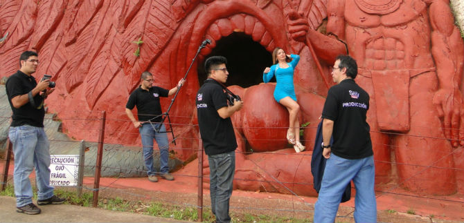 Periodistas ecuatorianos registran sitios emblem�ticos cale�os