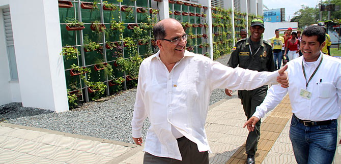 Alcalde de Cali entrega centro de entrenamiento a bailarines de salsa