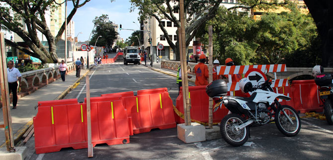 Para acelerar obras de la calle 8� con carrera 1�, Administraci�n cierra v�a por un mes