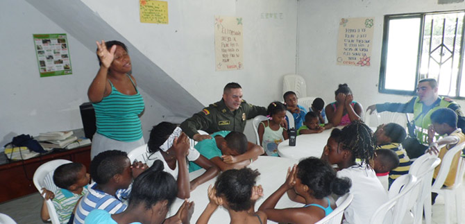 Polic�a de El Vallado entreg� mensaje de confianza a ni�os y adultos