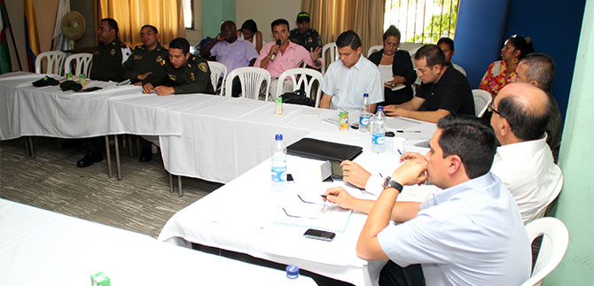 M�s seguridad con luz en parques, c�maras y veh�culos para la polic�a, en la comuna 12