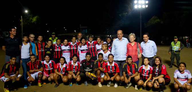 J�venes deportistas vuelven a practicar en parques de comuna 8, con nueva iluminaci�n