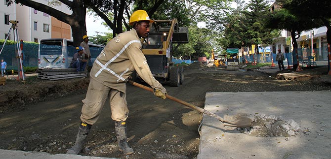 Avanza la recuperaci�n de las v�as principales e internas de los barrios de Cali