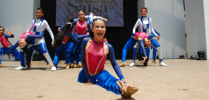 Con solo una pierna, una peque�a despert� emociones en el Mundialito de Salsa