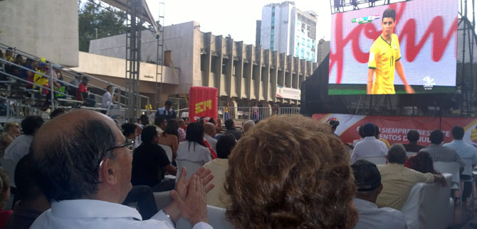 Alcalde y cale�os disfrutan en pantalla p�blica gigante el Mundial de F�tbol
