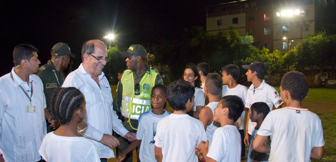 Luz blanca lleg� a tres parques de la comuna 18