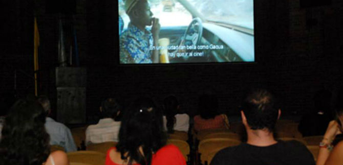 Proyecci�n de videos de Salsa cale�a, en la Audioteca Municipal