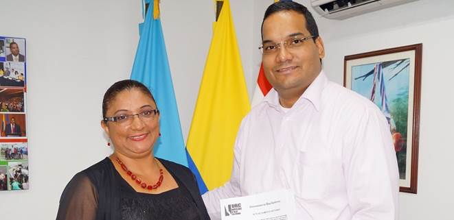 Rectora de Instituci�n Educativa Oficial de la comuna 1 logra su t�tulo de PH.D en Educaci�n con Tesis Laureada