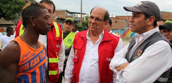 Programa de adoquines da opciones a j�venes del oriente: Momo Romero