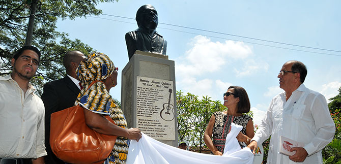 Alcalde devela busto de Petronio �lvarez, en inicio del Festival a su nombre
