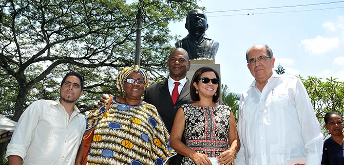 Con busto, cale�os ya rinden tributo perenne a Petronio, el Rey del Currulao