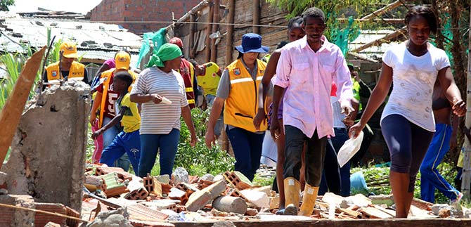 Familias de Colonia Nari�ense demuelen sus casas para estrenar en Potrero Grande
