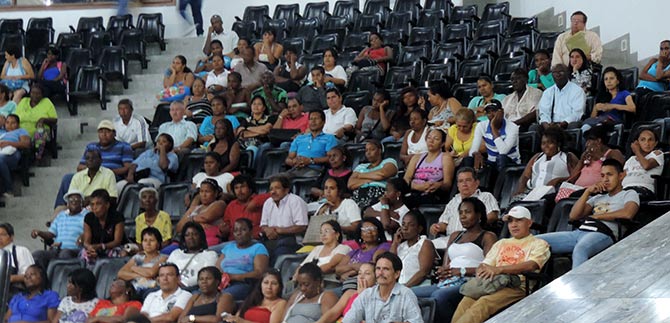 L�deres comunales abogan por aprobaci�n de proyecto para bajar intereses a viviendas