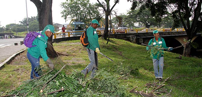 Dagma lidera jornada de limpieza en el r�o Cali, este viernes
