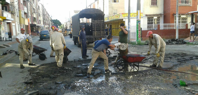 Habitantes de Los Alc�zares se benefician del Plan Bacheo
