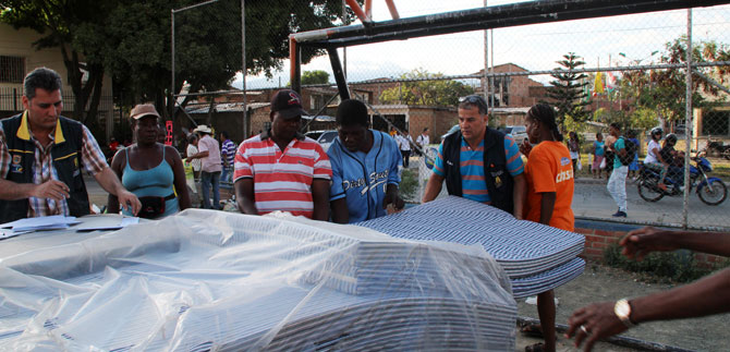 Autoridades cale�as y de gesti�n del riesgo entregan ayudas a damnificados