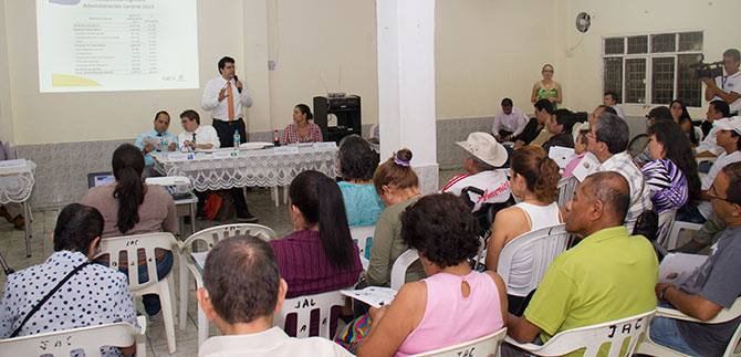 Director de Hacienda presenta inversiones que tendr� la comuna 8 en 2015