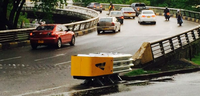 Tr�nsito instala tres nuevos amortiguadores de impacto en las v�as; ya hay siete en Cali