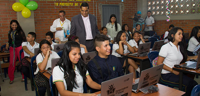 Cali se consolida como ciudad inteligente; entregan cuatro aulas digitales