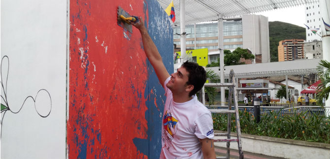 Abogado cambia c�digos por pinceles, en la Bienal Internacional de Muralismo de Cali