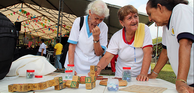 Tarde recreativa para adultos mayores, en el parque de la Tercera Edad