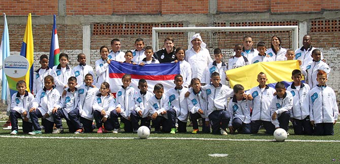 Alcalde abander� ni�os que viajan a tierras espa�olas y a las huestes del Real Madrid