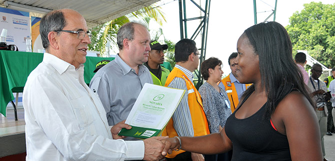 Alcald�a entrega escrituras de viviendas a 342 familias en Potrero Grande