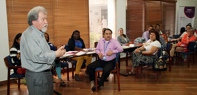 Cali adopta innovador m�todo para ense�ar con juegos a analfabetas cuidadoras de ni�os