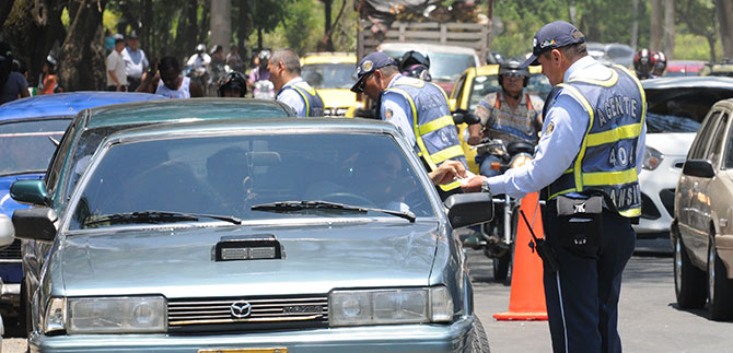 Copias de licencias de tr�nsito y certificaciones de matr�cula  en tr�mite no sirven para circular por las v�as: Tr�nsito