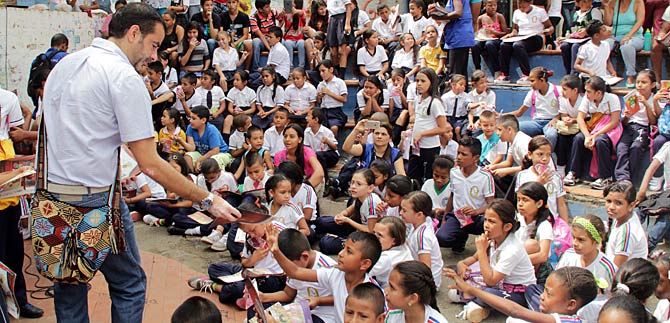 800 cartillas de Des�rmate, med�tele a este cuento, se entregaron en Cali