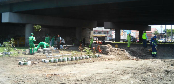 Luego de jornada de aseo, separador de la calle 26 con 15 luce como un jard�n